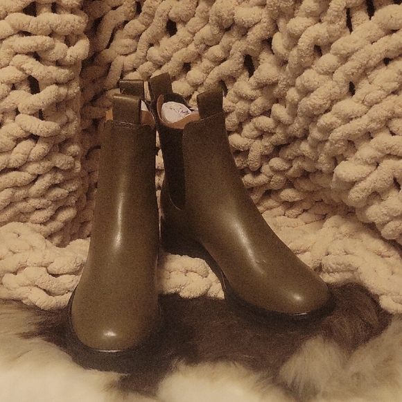 Everlane Shoes - Everlane Olive Green Chelsea Boots